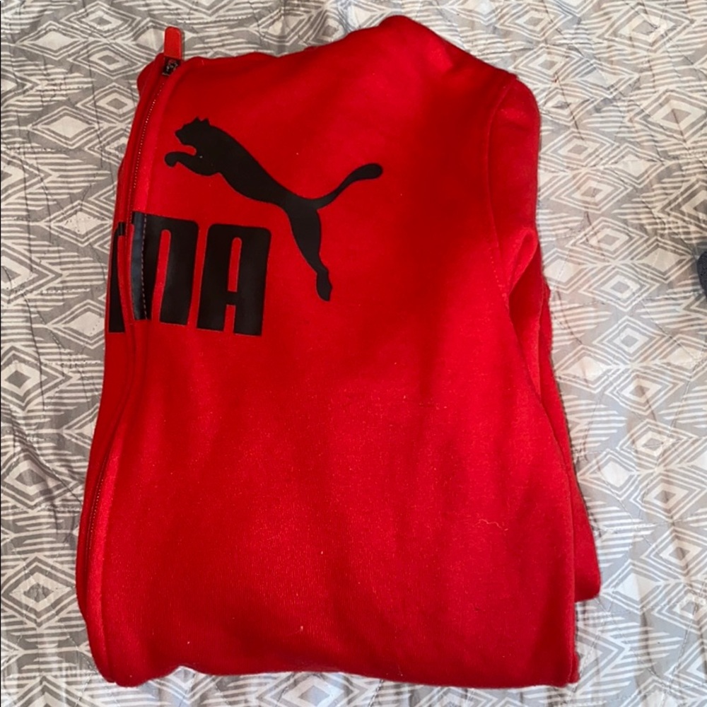 Red puma sweater 📍